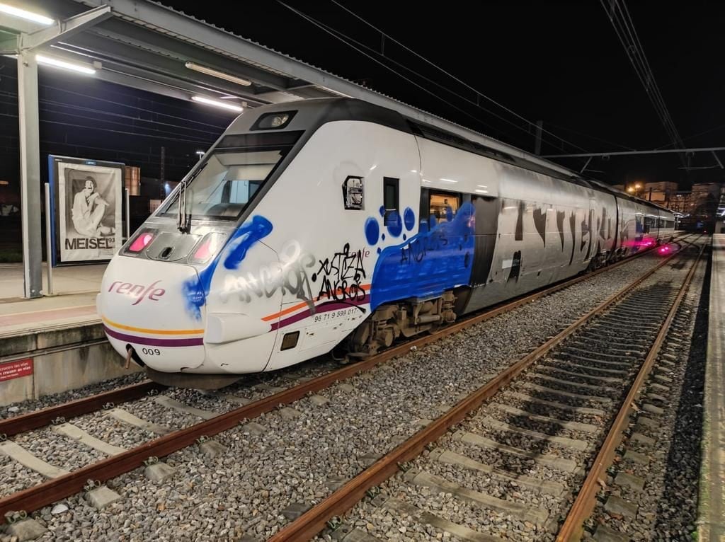 Tren de Renfe vandalizado