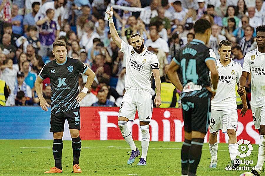 Benzema fue la estrella del partido con tres goles en la primera parte.