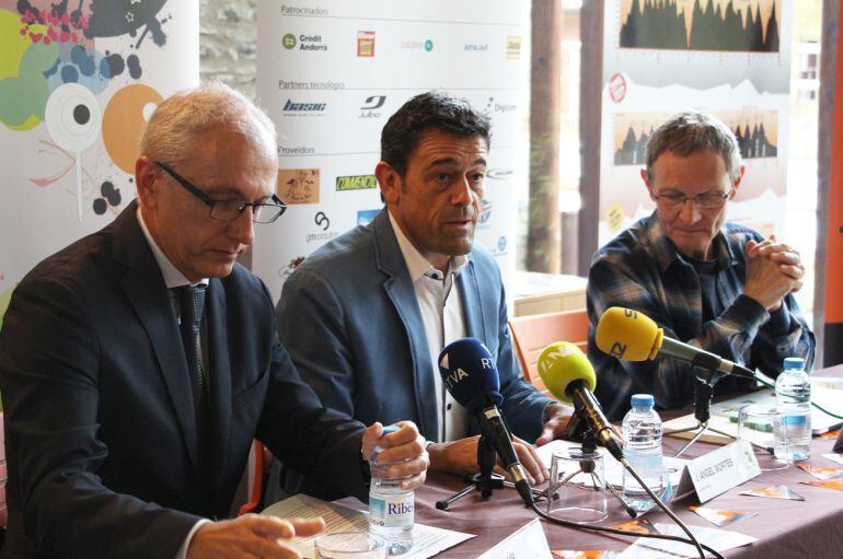 El ministre de Turisme, Francesc Camp, el cònsol major d'Ordino, Àngel Mortés, i el director de l'AUTV, Gérard Martínez, en roda de premsa. 
 