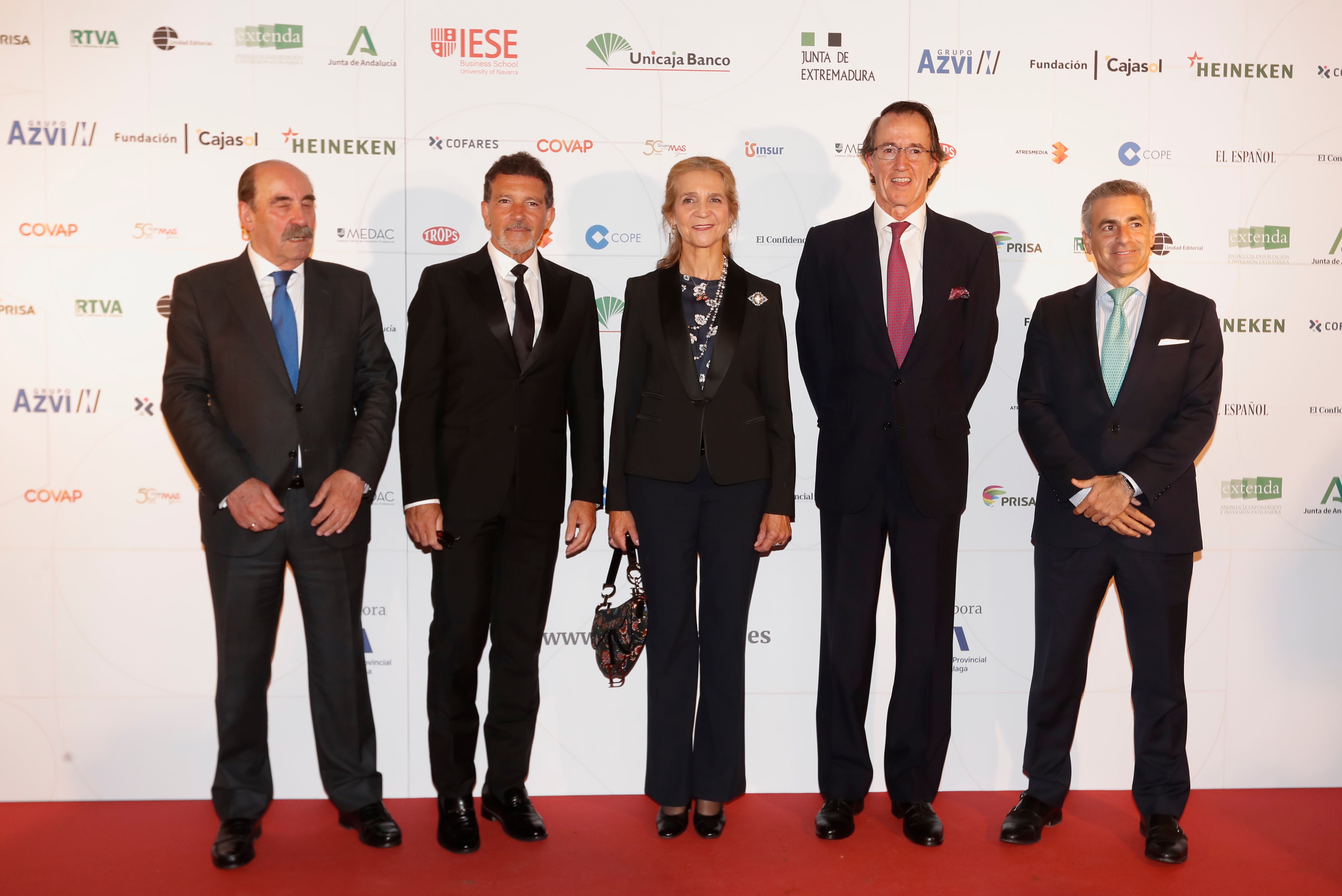 MÁLAGA, 18/05/2023.- La infanta Elena posa con los galardonados con los premios PEC, el actor Antonio Banderas (2-i) , el presidente de González Byass, Mauricio González-Gordon (2-d); el periodista Gonzalo Guillén (i) y el representante de Atlantic Copper (d), a su llegada a la gala de los Premios Empresariales del Sur de España celebrada este jueves en el Auditorio Edgar Neville, en Málaga. EFE/Jorge Zapata
y Antonio Banderas