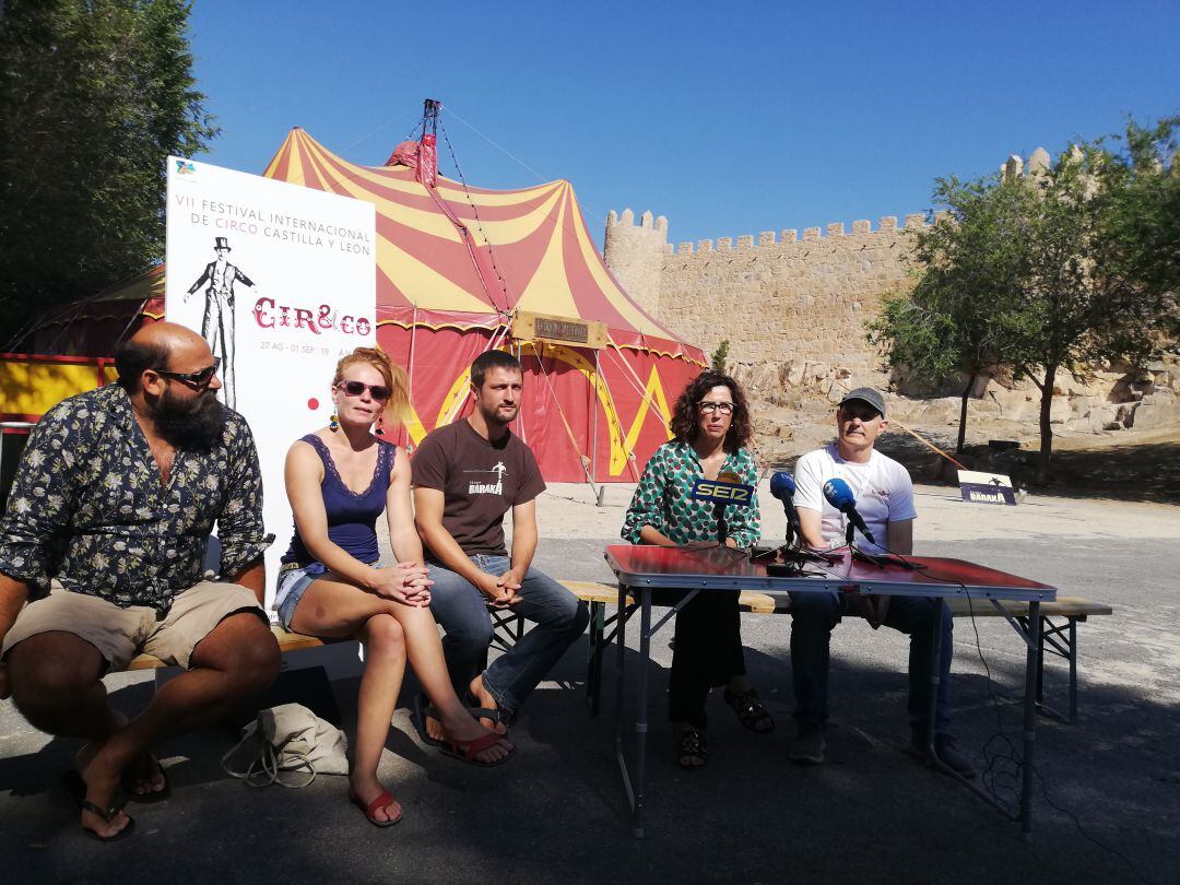 Los representantes de las tres compañías en la carpa del arco de San Isidro