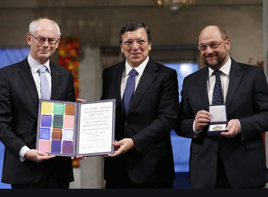 El presidente de la Comisión Europea, el portugués José Manuel Barroso, el presidente de la Eurocámara, el alemán Martin Schulz, y el presidente del Consejo Europeo, Herman Van Rompuy, posan con el galardón del Premio Nobel de la Paz durante la ceremonia 