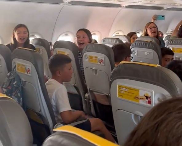 Estopa se emociona al escuchar a unos niños cantar su canción durante su viaje a Bilbao.