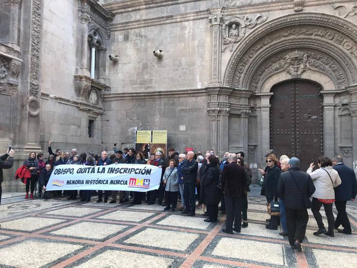 Concentración en 2019 a las puertas de la Catedral de Murcia para pedir la retirada de la inscripción franquista a Primo de Rivera