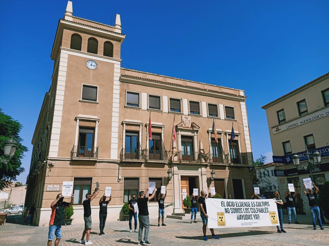 Concentración a las puertas del consistorio de Elda