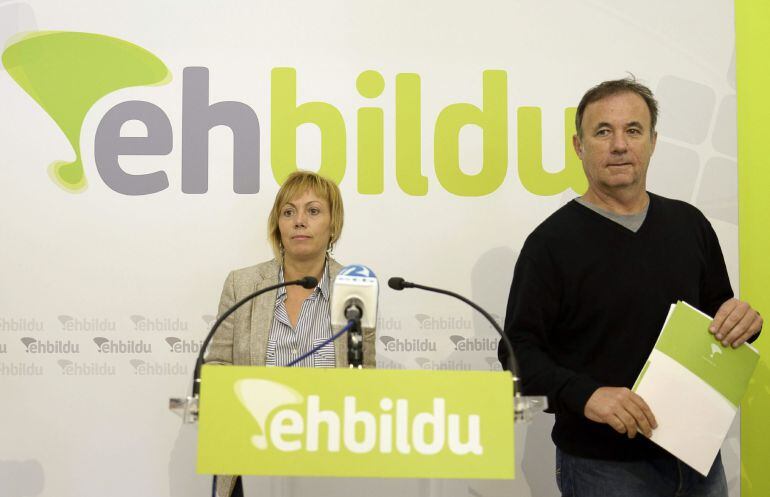 GRA232 VITORIA, 11/06/2015.- Miren Larrion y Kike Fernandez de Pinado, canditatos de EH Bildu a la alcaldía de Vitoria y a diputado general de Álava, respectivamente, durante la rueda de prensa que ofrecieron hoy en Vitoria para hablar de los pactos postelectorales. EFE/JOSE RAMON GOMEZ
