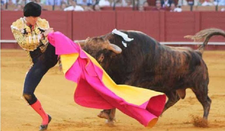 Esaú Fernández en el momento de ser volteado por el segundo toro de su lote el pasado 27 de septiembre en la Real Maestranza