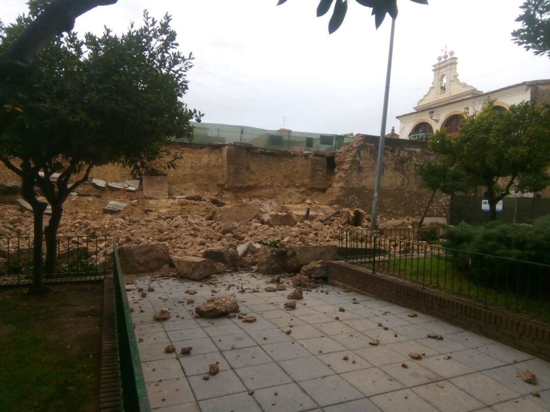 Imagen de parte del muro del Patio de Los Silos de Burjassot que ha caído