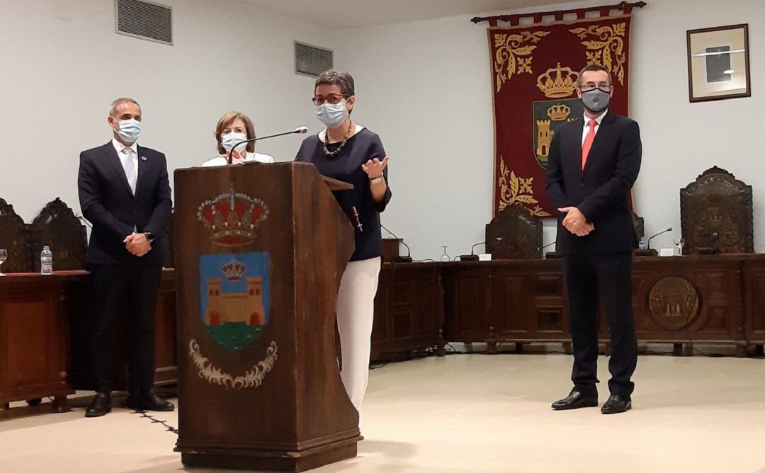 La ministra de AAEE en el Ayuntamiento de La Línea