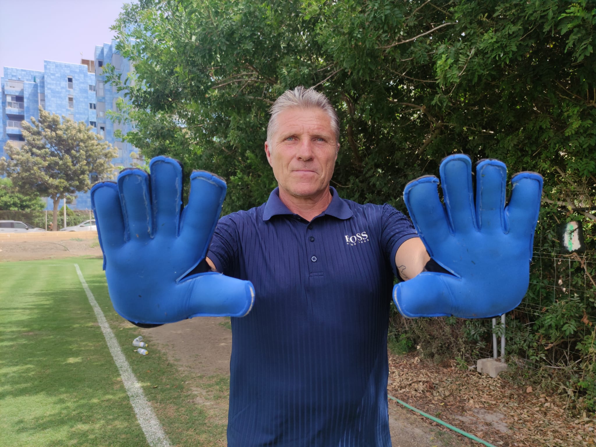 El preparador de los guardametas del filial rojiblanco en el campo donde entrena el equipo de Albero Lasarte.