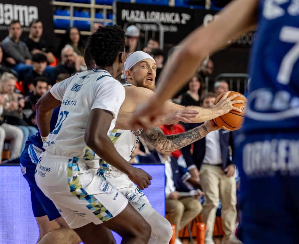 Littleson, com tot l'equip, va tenir dificultats per a veure la cistella contrària.