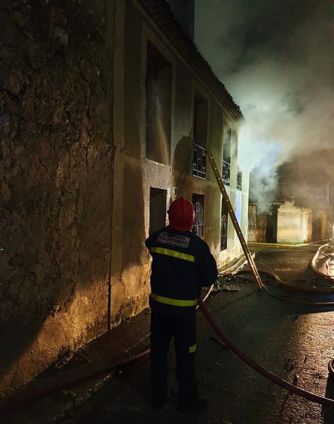 Bomberos trabajando en la extinción del incendio de Aldea Real