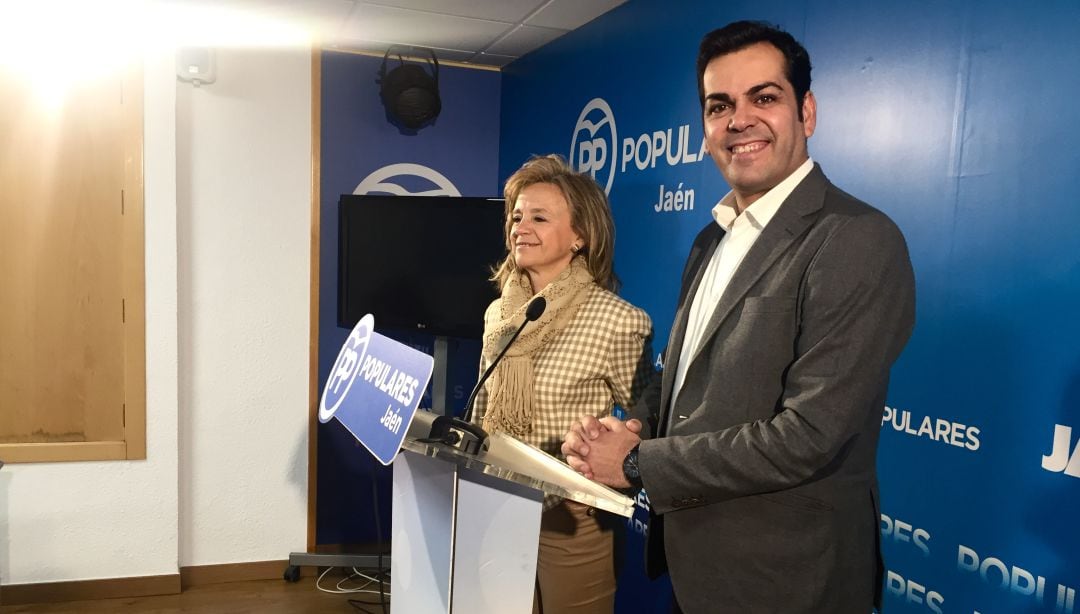 María Luisa del Moral y Juan Diego Requena instantes antes de la rueda de prensa de presentación de la candidata al congreso