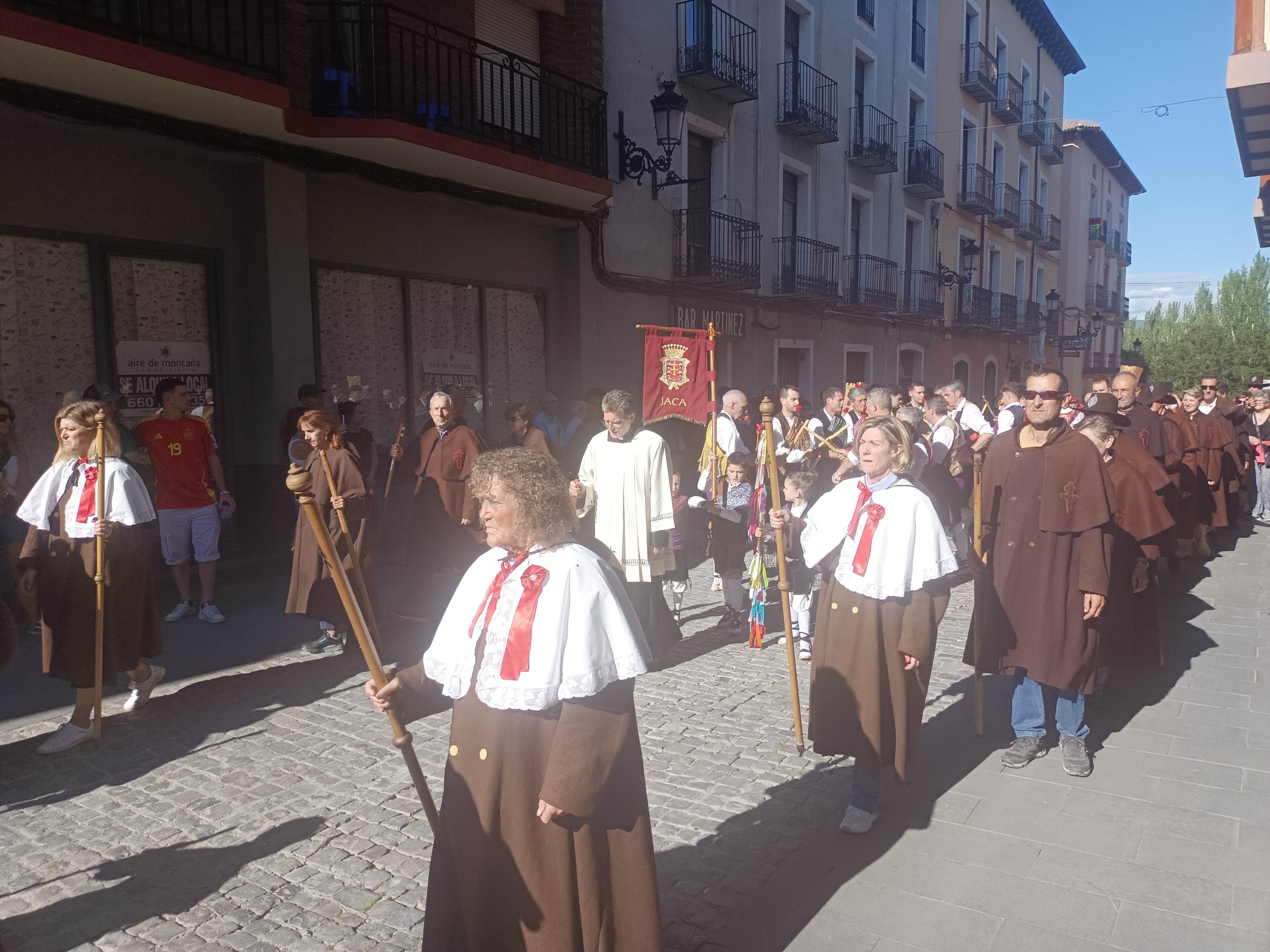 Romeros de Santa Orosia recibidos en el "Portal de las monjas" este lunes 24