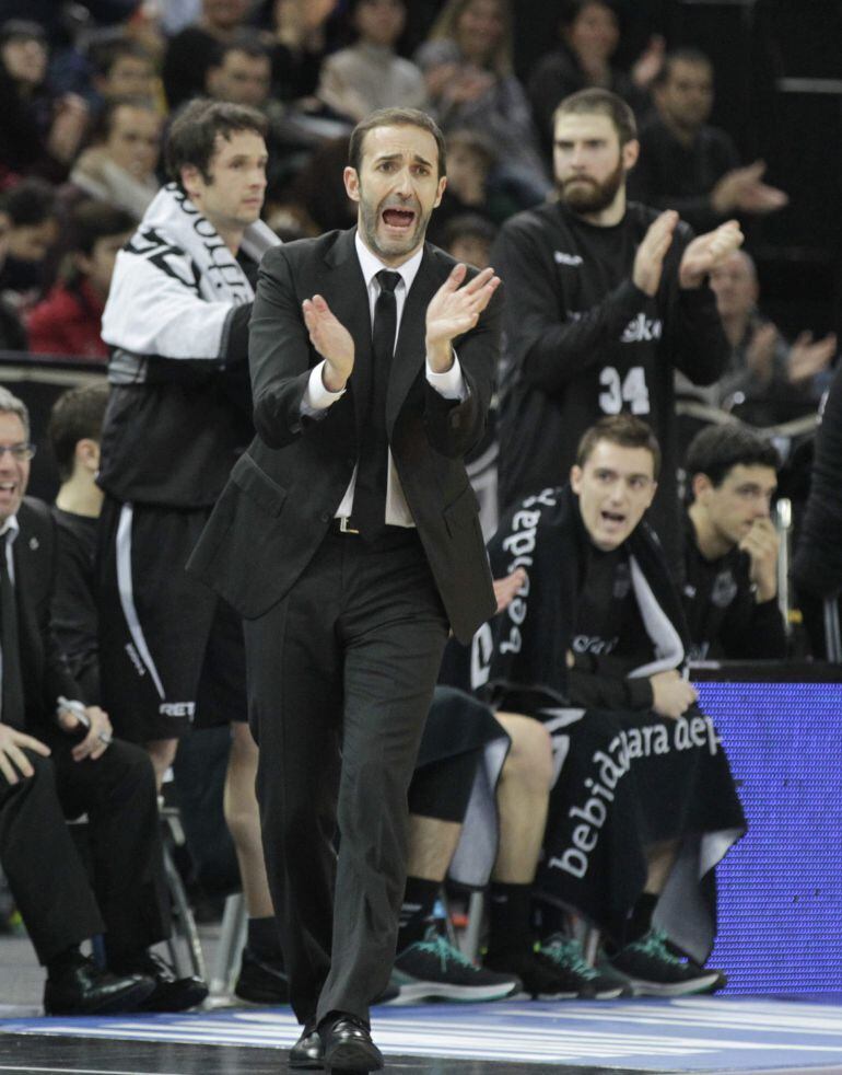 GRA076. BILBAO, 08/02/2015.- El entrenador del Bilbao Basket, Sito Alonso, anima a sus jugadores durante el partido de la vigesima jornada de la Liga Endesa disputado en el Bilbao Arena contra el Bruixa DOr Manresa. EFE/Alfredo Aldai