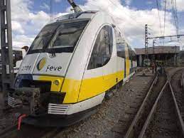 Tren de Cercanías de Cantabria en la estación de Renfe-Feve de Santander.