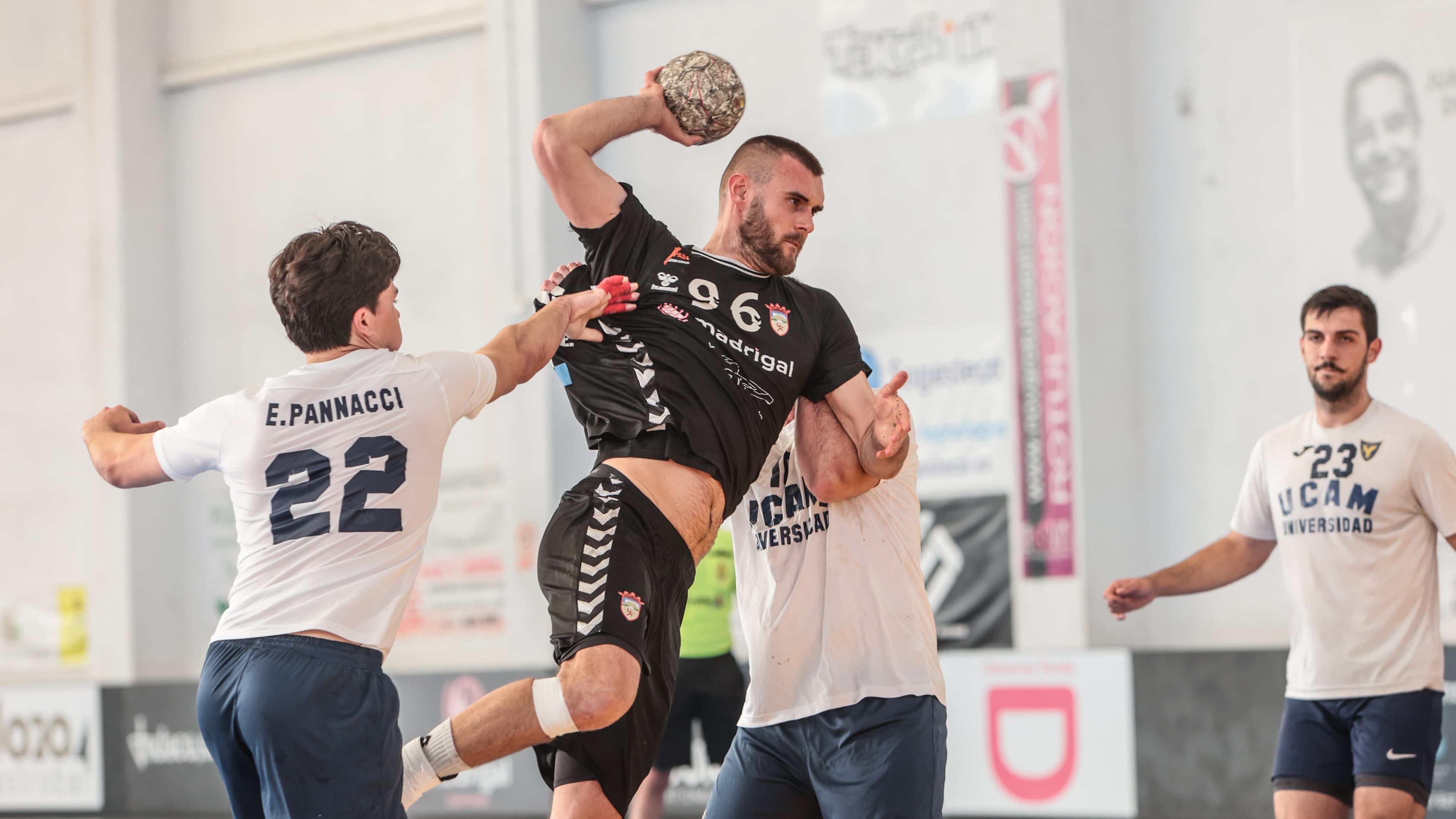 Mikita Liavonau lanzando a puerta