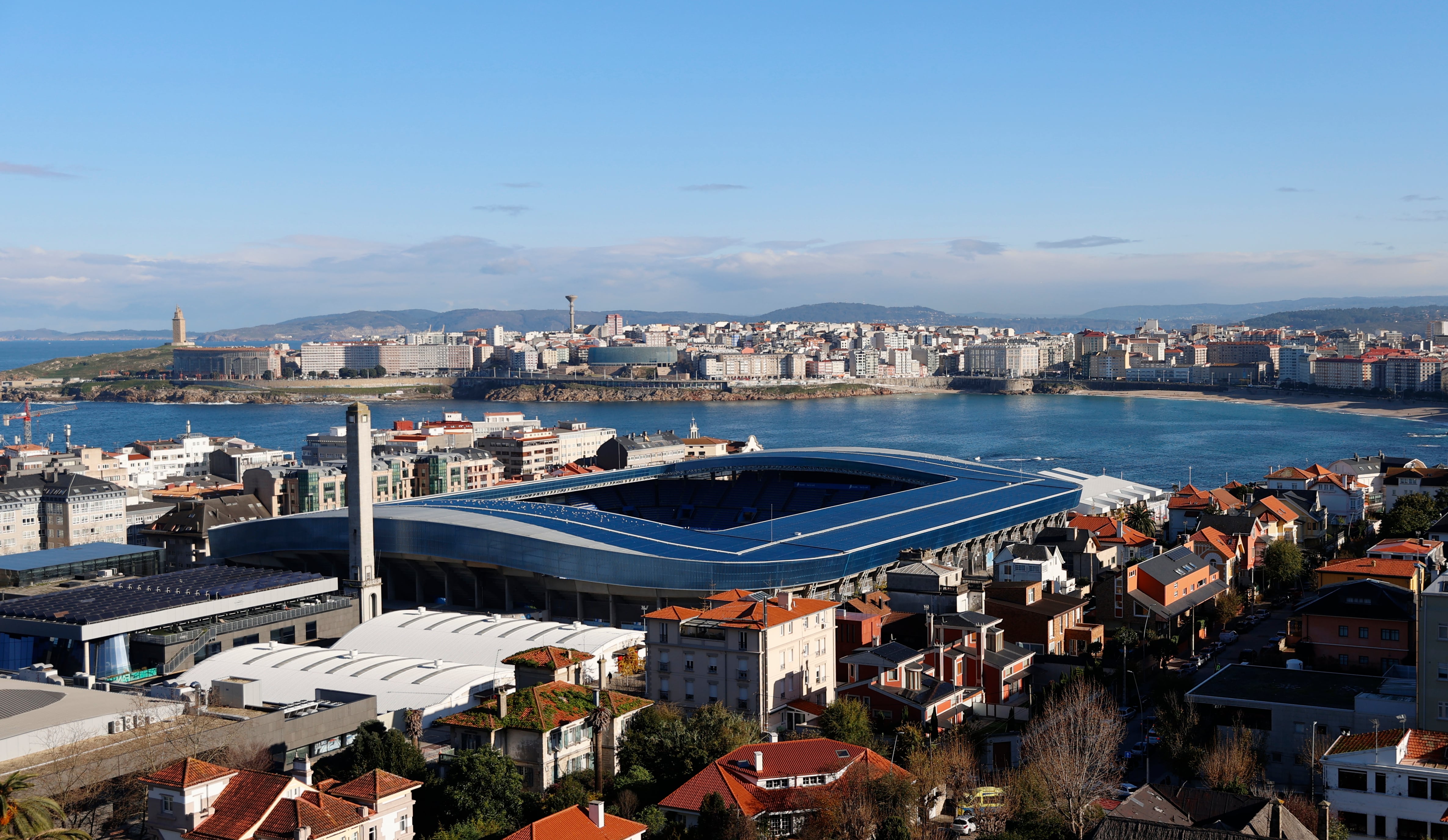 A CORUÑA, 11/12/24.- Estadio de Riazor en la ciudad de A Coruña y la Torre de Hércules al fondo, en una jornada en la que el Congreso Extraordinario de la FIFA, que se celebra en Zurich (Suiza), hará oficial la concesión de la organización de los Mundiales de 2030 a la candidatura de España, Marruecos y Portugal y en el que el estadio coruñés podría ser una de las sedes. EFE/Cabalar
