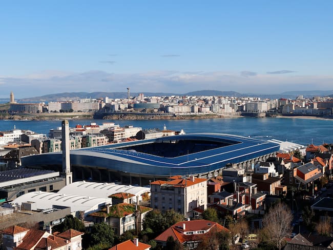 A CORUÑA, 11/12/24.- Estadio de Riazor en la ciudad de A Coruña y la Torre de Hércules al fondo, en una jornada en la que el Congreso Extraordinario de la FIFA, que se celebra en Zurich (Suiza), hará oficial la concesión de la organización de los Mundiales de 2030 a la candidatura de España, Marruecos y Portugal y en el que el estadio coruñés podría ser una de las sedes. EFE/Cabalar