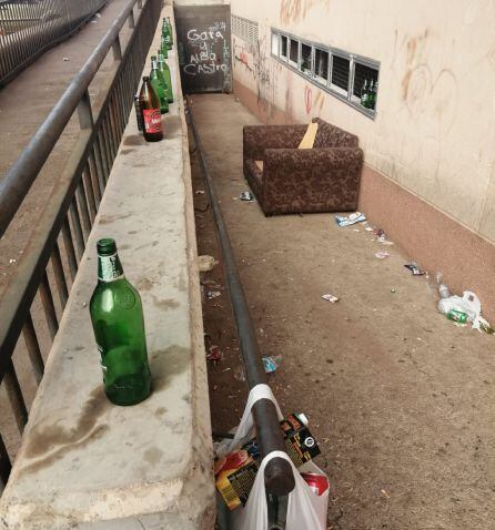 Restos de botellón en un lateral del Palacio Municipal de los Deportes de Arrecife, en el barrio de Argana.