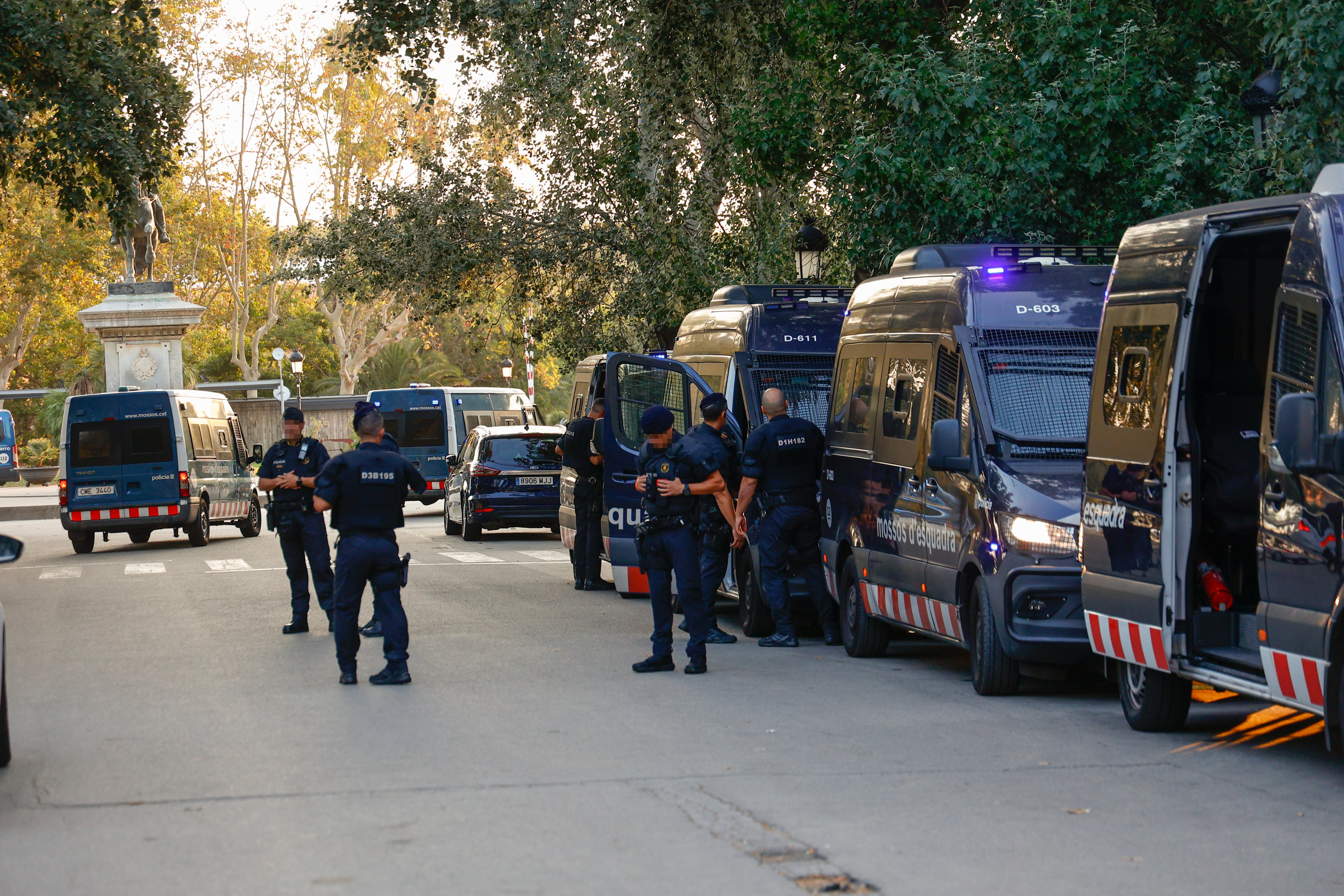 ¡Los Mossos d&#039;Esquadra en el Parlament en el marco del dispositivo para blindar los accesos a la cámara por la investidura de Salvador Illa