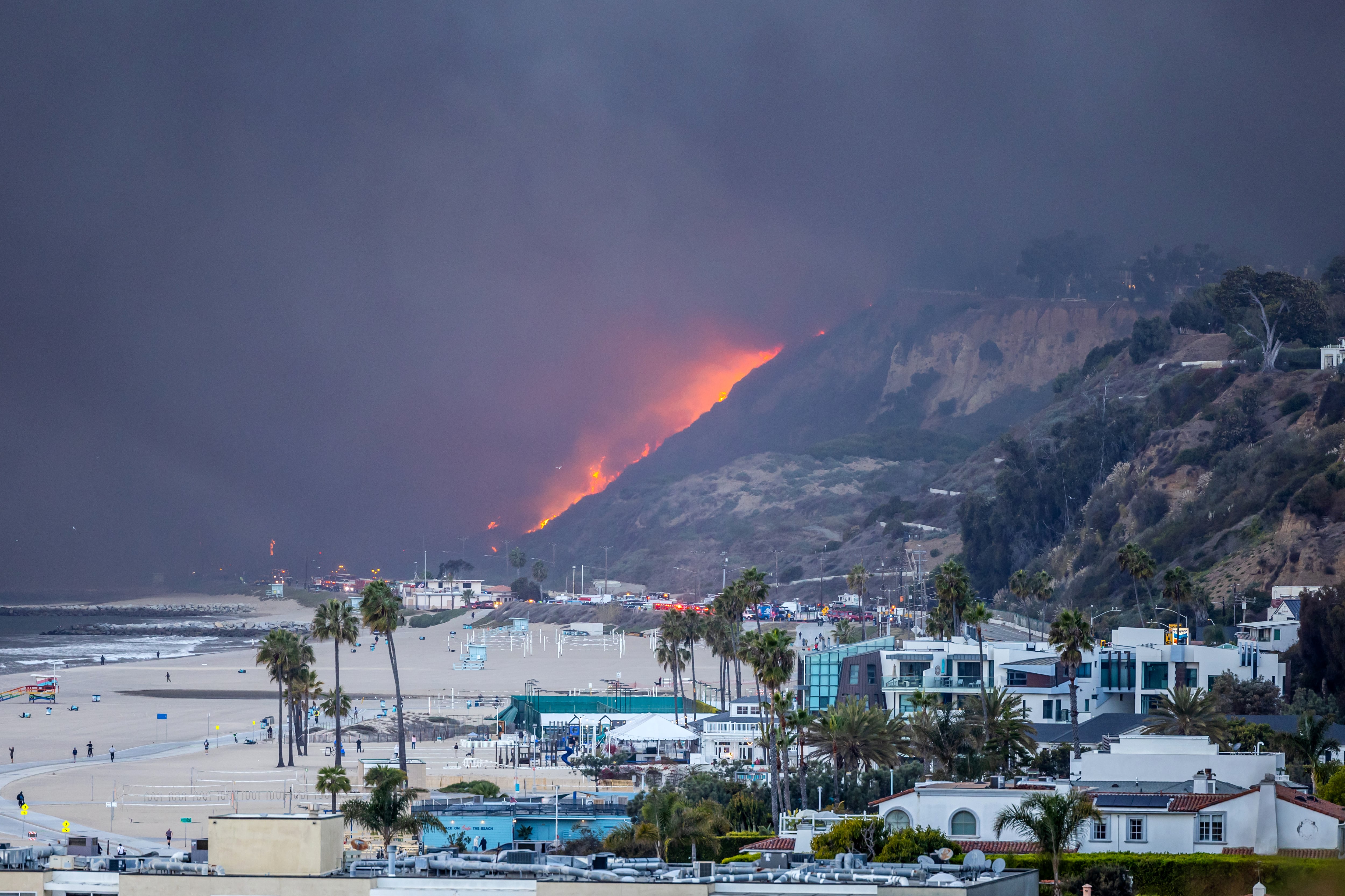 El fuego desde la playa de Santa Mónica. (Photo by Tiffany Rose/Getty Images)