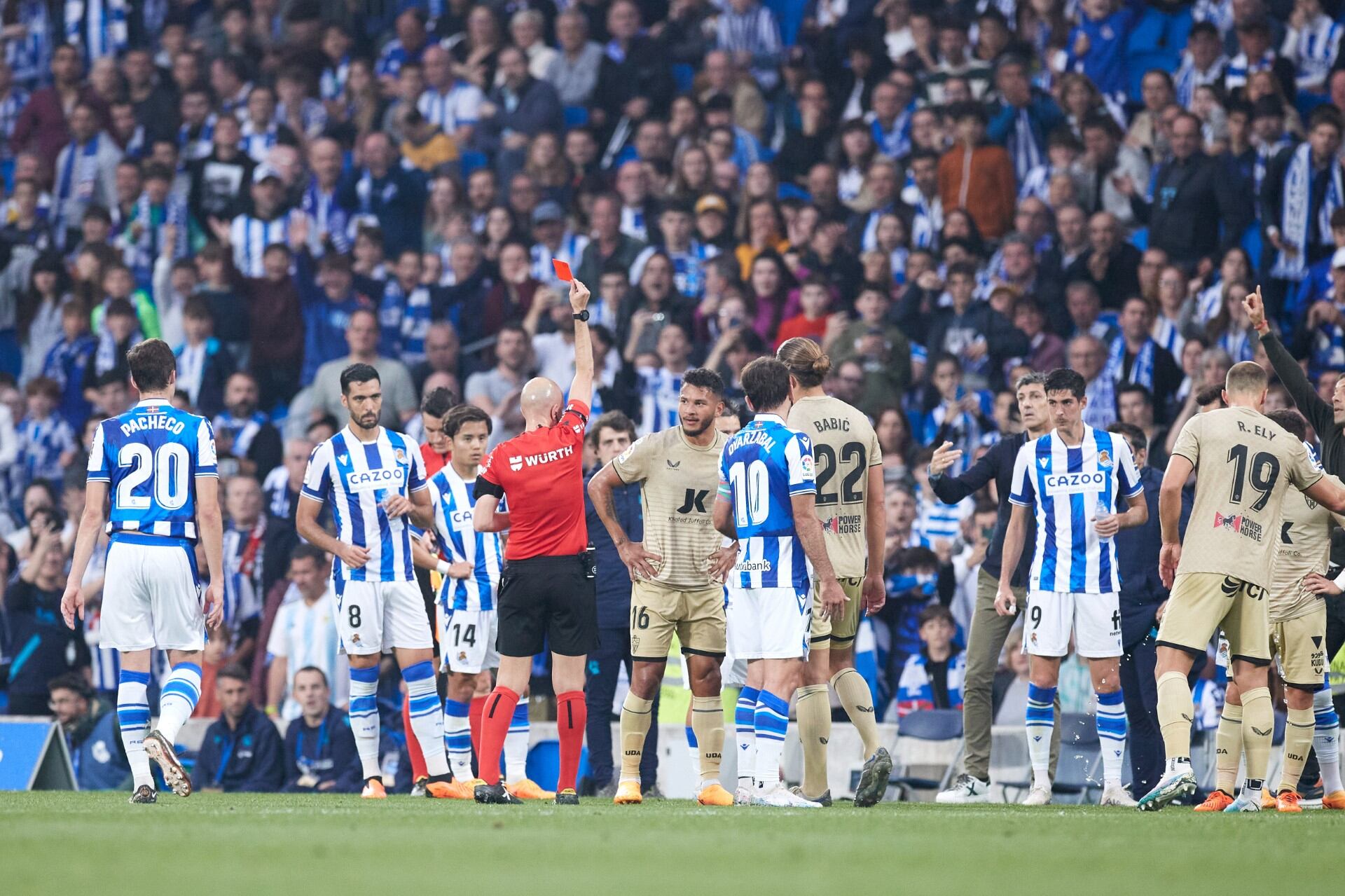 La expulsión de Luis Suárez marcó el partido.