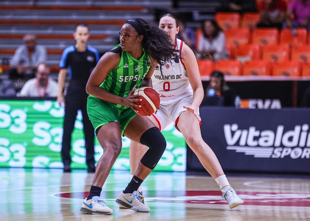 Chelsea Nelson con el balón