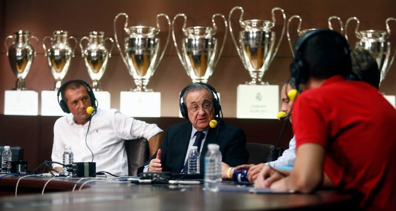 El presidente del Real Madrid, Florentino Pérez, en la sala de juntas del club blanco con Manu Carreño y todo el equipo de &#039;El Larguero&#039;.