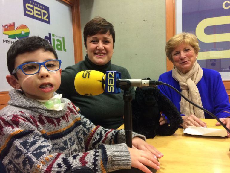 Javi con su madre y su abuela en la entrevista de Radio Córdoba