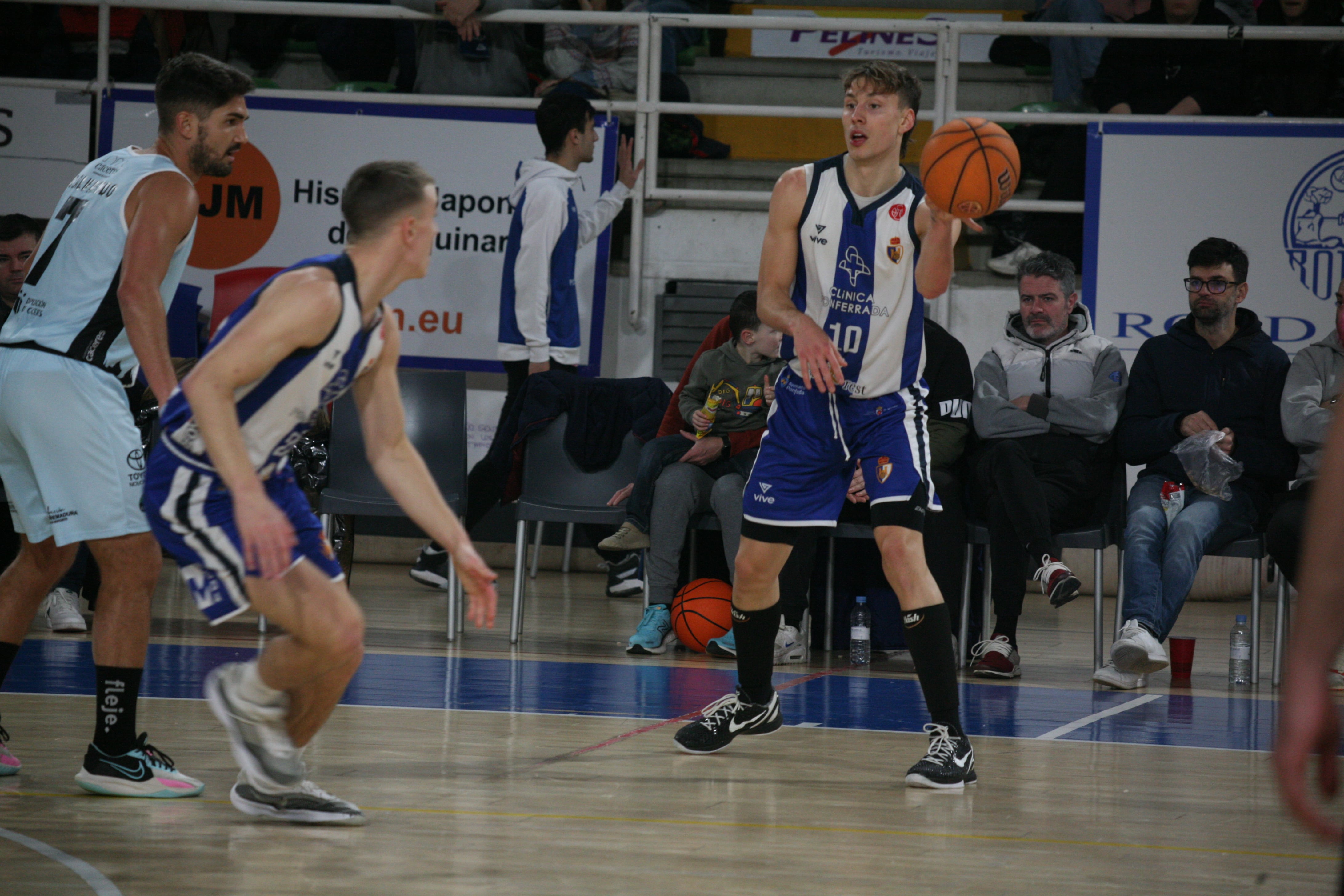 El base argentino realizo buenos números ante Cáceres