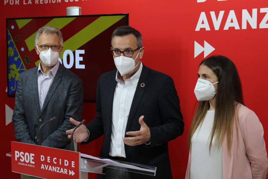 Diego Conesa junto a Rosa Guillén y Roger Llanes, del PSPV-PSOE