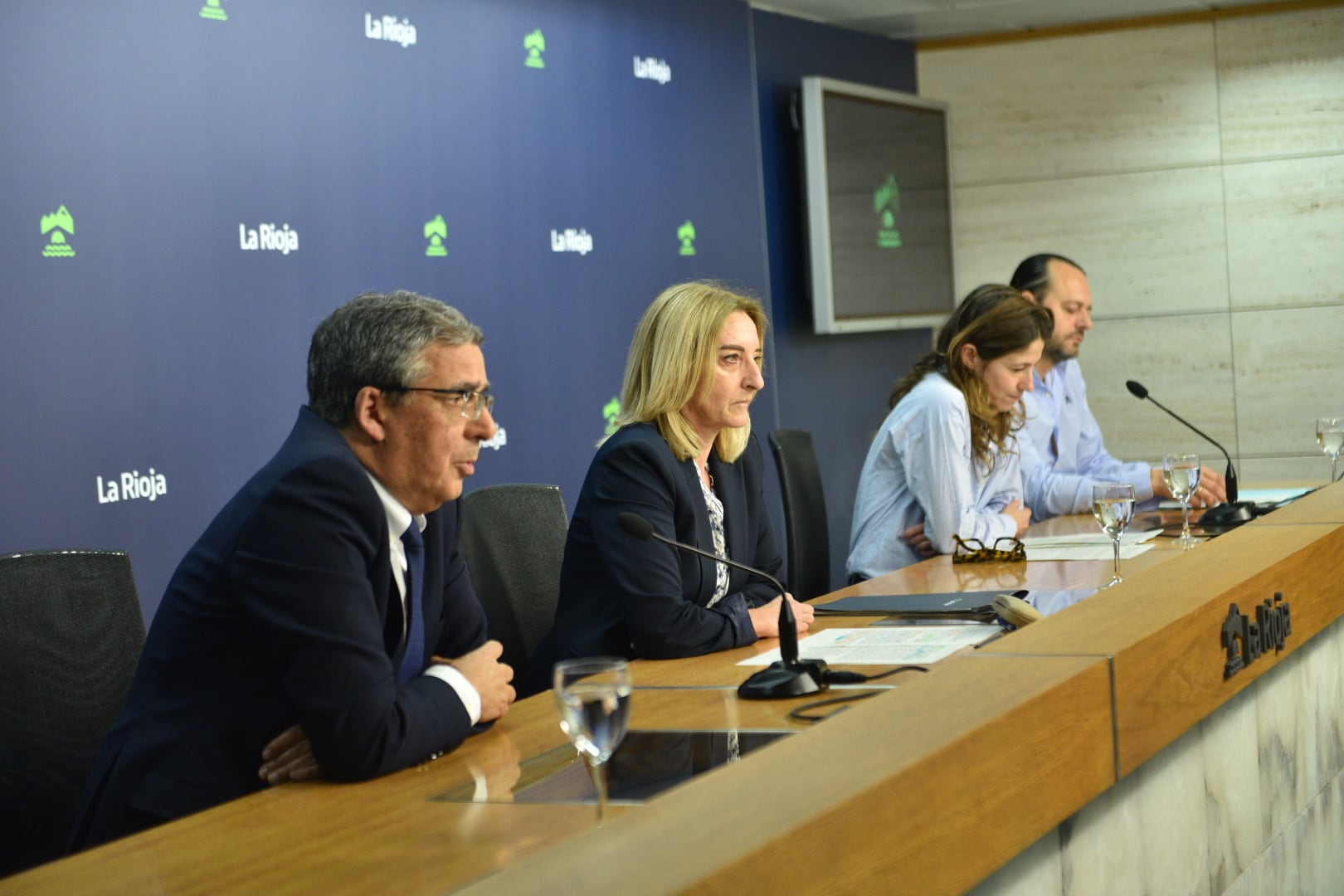 Los consejeros de Servicios Sociales, Pablo Rubio; Salud, María Somalo, y los coordinadores de Atención Primaria, María Victoria González, y Hospitalización, Iñaki Gastón, presentan el nuevo plan para atender a los pacientes crónicos, pluripatológicos y personas mayores.