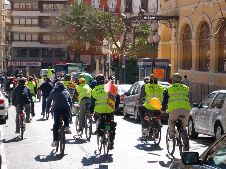 Una de las edición de la Masa Crítica celebrada en Alicante