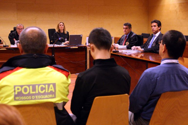L'acusat (al mig) durant el judici a l'Audiència de Girona