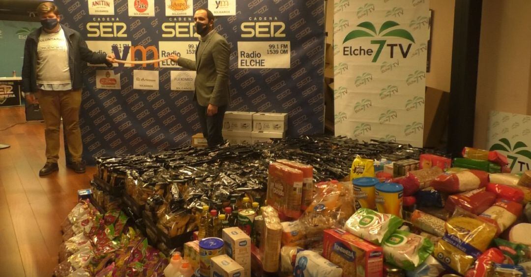 Alimentos recogidos en la I edición de Navidades Solidarias en Radio Elche Cadena SER
