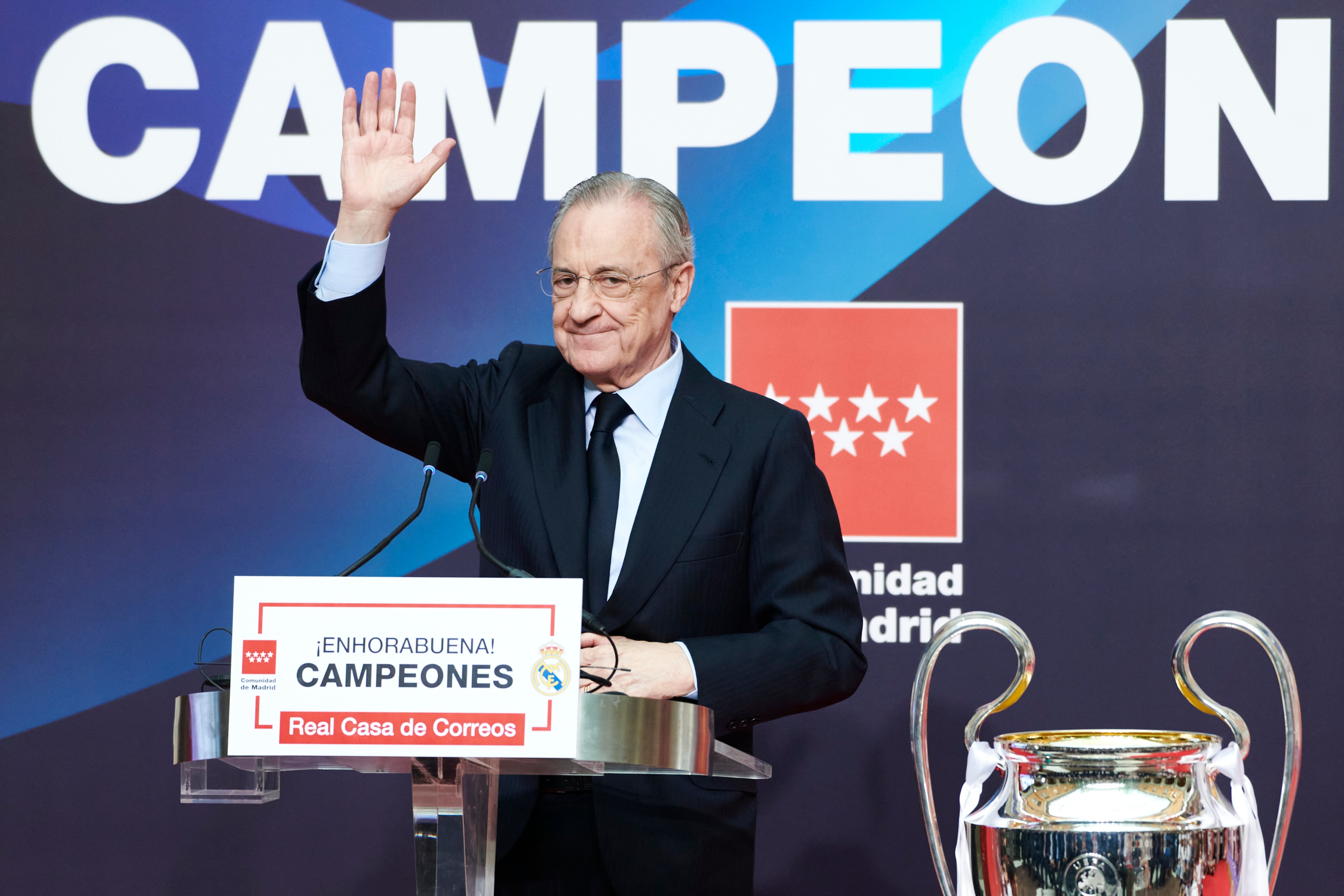 El presidente del Real Madrid, Florentino Pérez, durante su intervención en la Real Casa de Correos, sede de la Comunidad de Madrid, una de las paradas del recorrido realizado esta tarde por el equipo para celebrar su victoria en la final de la Liga de Campeones.