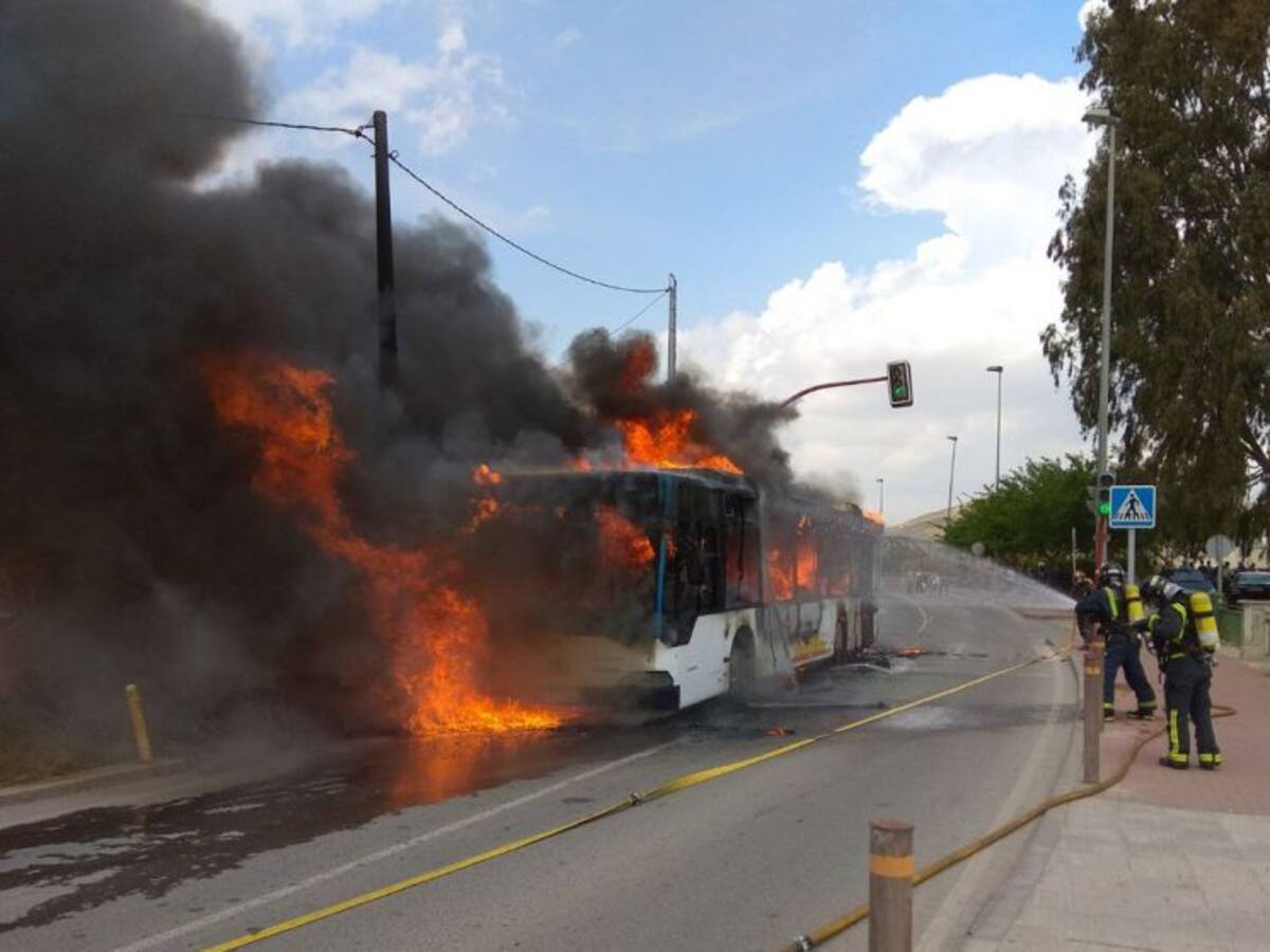 Arde un autobús urbano en Lorca sin dejar heridos
