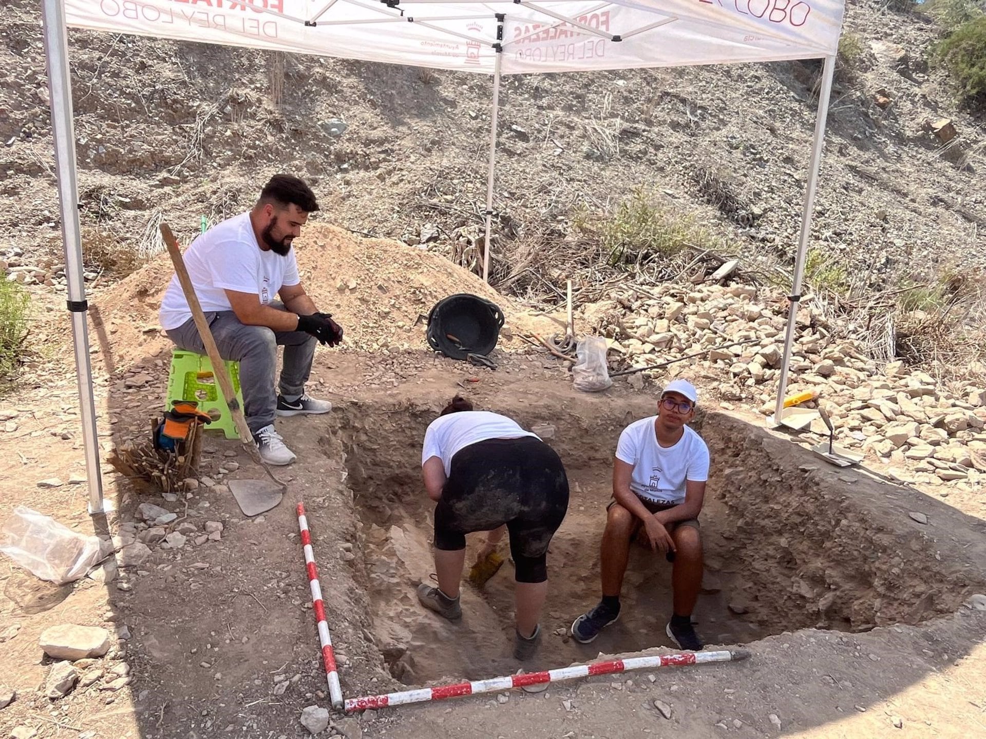 26/07/2024 El programa de voluntariado en las excavaciones de Las Fortalezas del Rey Lobo seguirá tras el verano.

La campaña de excavaciones arqueológicas de Monteagudo está siendo un éxito y la incorporación de estudiantes de la UMU como voluntarios a los trabajos se repetirá tras el verano debido a la importancia de su colaboración en los trabajos y a la gran demanda que ha habido, han informado fuentes del Ayuntamiento de Murcia.

CULTURA ESPAÑA EUROPA MURCIA
AYUNTAMIENTO DE MURCIA
