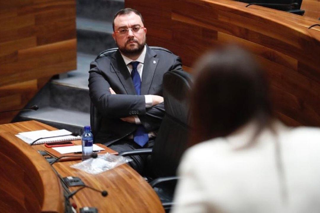 El presidente del Principado, Adrián Barbón, escuchando a la portavoz de C's.