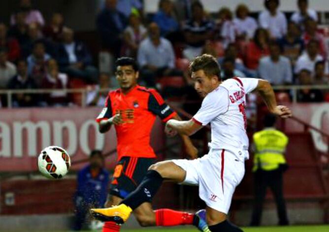 Deulofeu se dispone a marcar el único gol del partido.