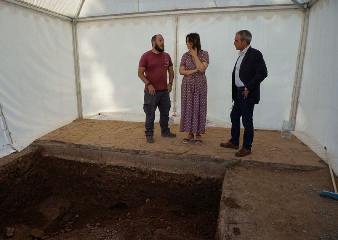 La consellera Rosa Pérez Garijo visita la segunda fase de exhumaciones de las víctimas de la represión franquista en el cementerio de Castelló