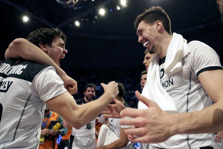 GRA481. A CORUÑA, 18-02-2016.- Los aleros del Dominion Bilbao Basket Alex Suárez (i) y Dejan Todorovic celebran el pase a la semifinal tras vencer al Barcelona Lassa, 73-72, en partido de la primera eliminatoria de los cuartos de final de la Copa del Rey 