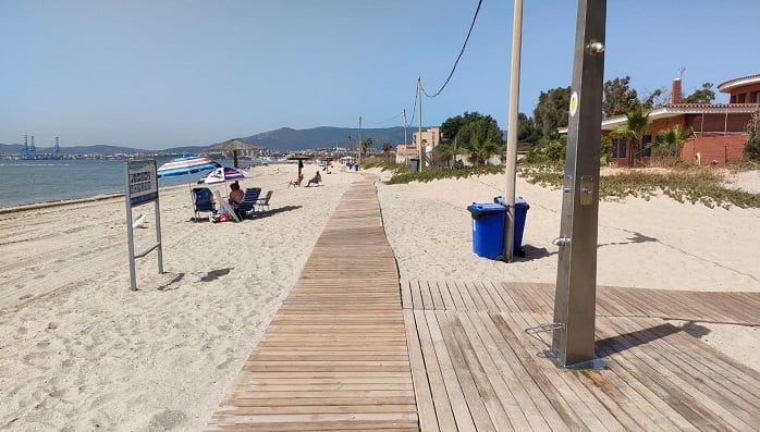 Una de las duchas de la playa de Palmones