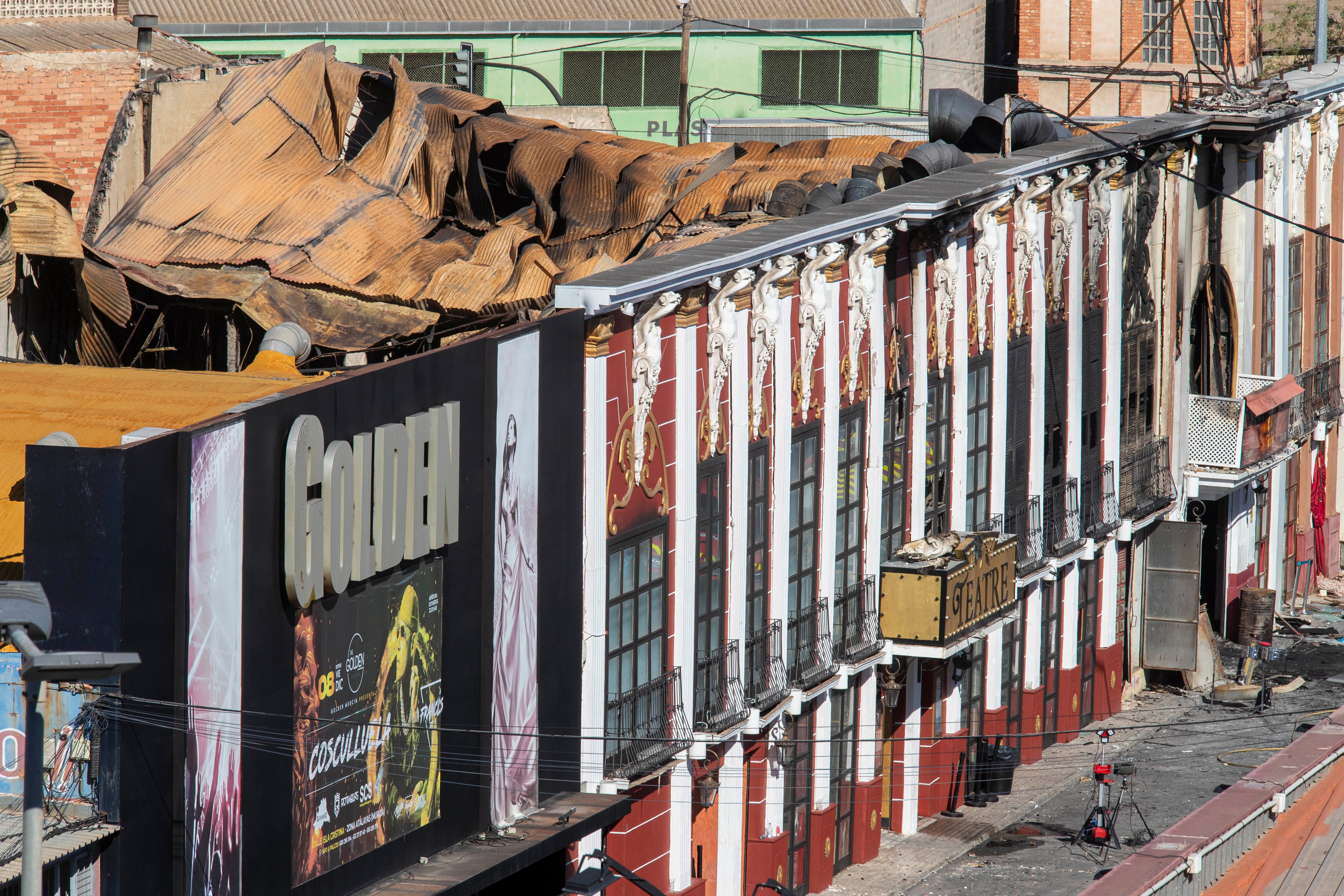 Vista aérea de las discotecas Golden, Teatre y La Fonda de Murcia, este lunes tras el incendio del domingo en el que fallecieron trece personas.EFE/Marcial Guillén