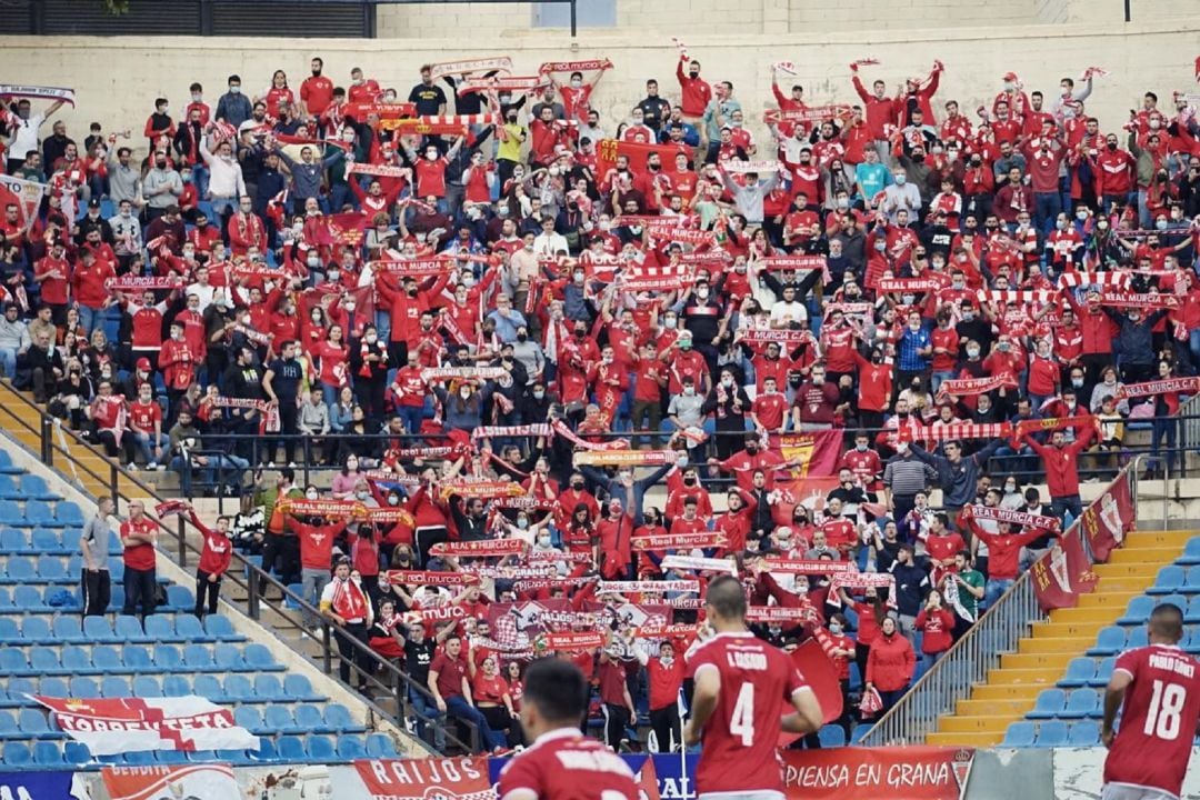 Parte de la afición del Real Murcia desplazada al Rico Pérez de Alicante