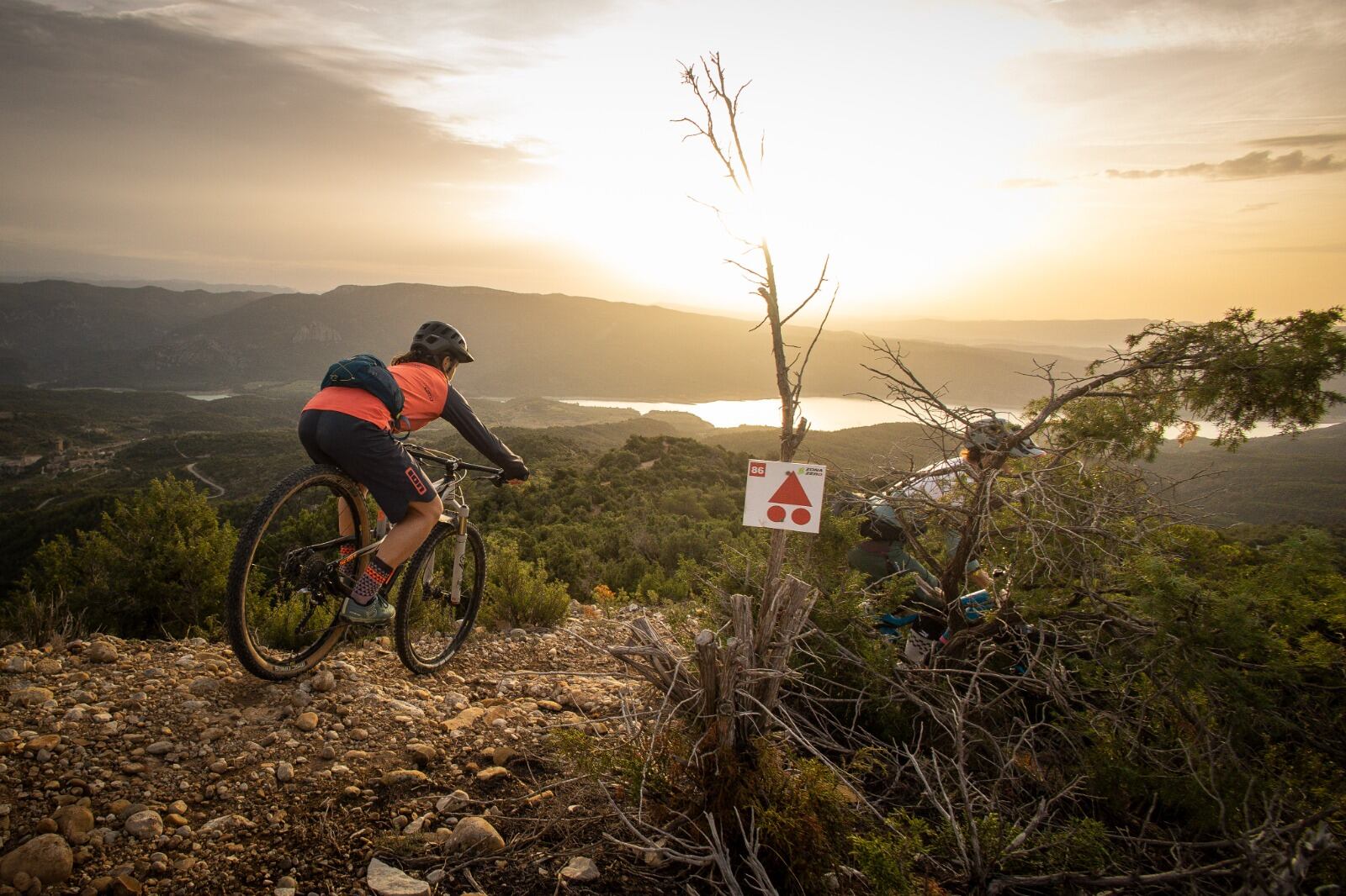 Continúan los trabajos de señalización turística de caminos recuperados para el disfrute de la bicicleta de montaña a través de Zona Zero Pirineos en la Comarca de Somontano