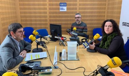 Manuel Villegas en los estudios de Radio Murcia instantes antes del inicio de la entrevista en el programa Hoy por hoy, con Paco Sánchez y Maica Sánchez