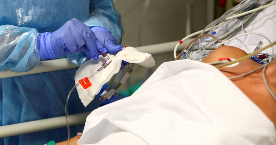 Un sanitario atiende a un paciente en un hospital.