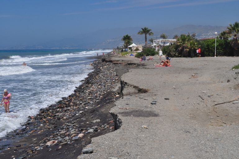 Aspecto de Playa Granada, en Motril(Granada), al comienzo del verano